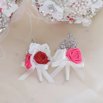 Sarkano rotaslietas broša pušķis,spalvu stila kāzu līgava saimniecības ziedi , dzirkstošais kristāla sarkans un balts rožu pušķis
